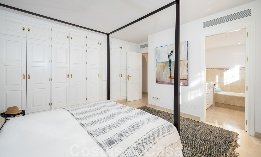 Villa andaluza de lujo en venta con impresionantes vistas panorámicas al mar situada en Los Monteros, Marbella 50964