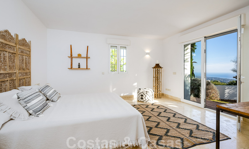 Villa andaluza de lujo en venta con impresionantes vistas panorámicas al mar situada en Los Monteros, Marbella 50966
