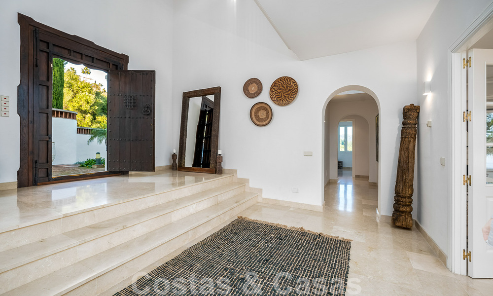 Villa andaluza de lujo en venta con impresionantes vistas panorámicas al mar situada en Los Monteros, Marbella 50968