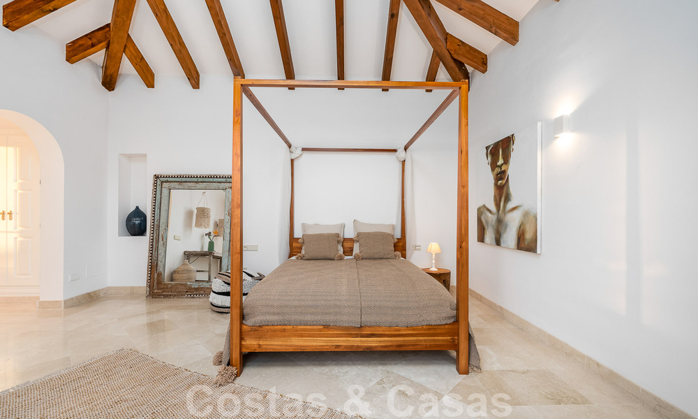 Villa andaluza de lujo en venta con impresionantes vistas panorámicas al mar situada en Los Monteros, Marbella 50971