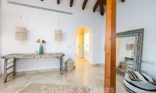 Villa andaluza de lujo en venta con impresionantes vistas panorámicas al mar situada en Los Monteros, Marbella 50972 