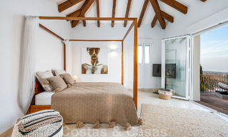 Villa andaluza de lujo en venta con impresionantes vistas panorámicas al mar situada en Los Monteros, Marbella 50973 