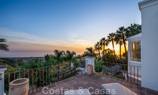 Villa andaluza de lujo en venta con impresionantes vistas panorámicas al mar situada en Los Monteros, Marbella 50974 