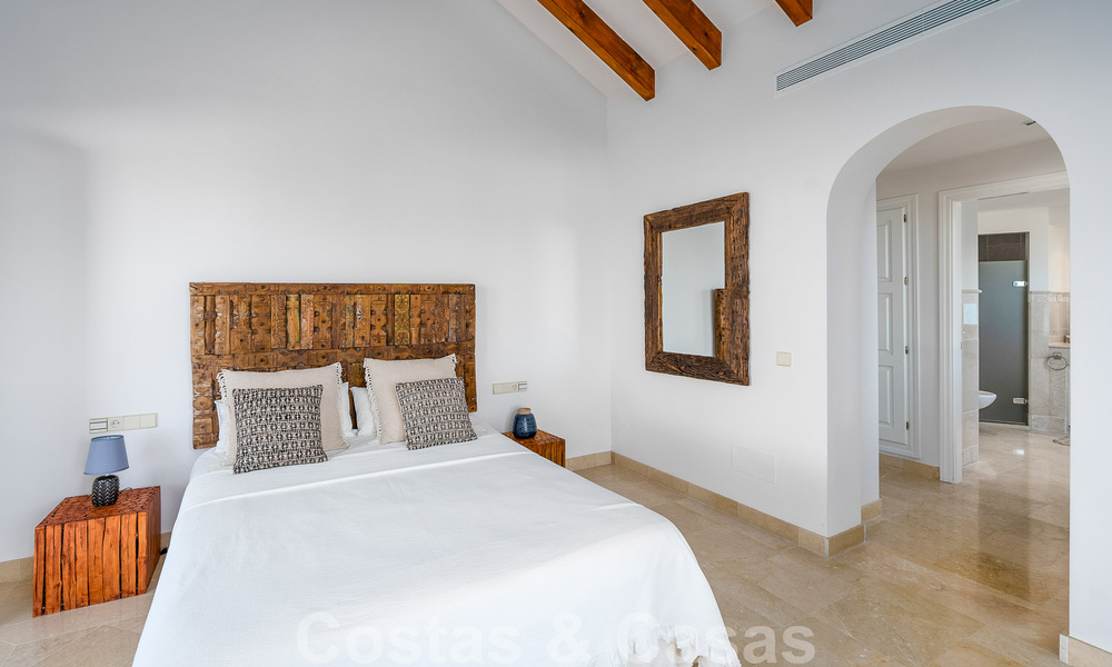 Villa andaluza de lujo en venta con impresionantes vistas panorámicas al mar situada en Los Monteros, Marbella 50977