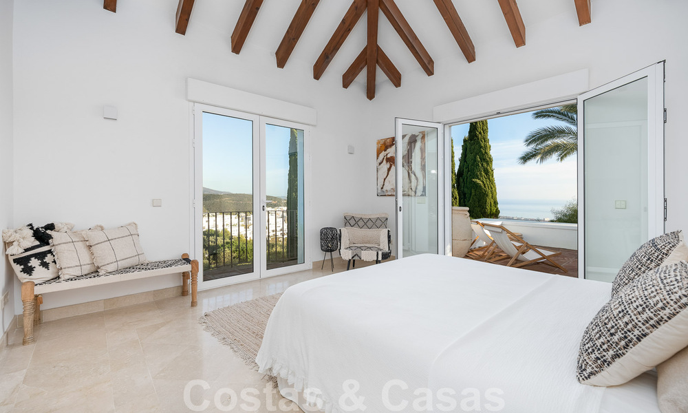Villa andaluza de lujo en venta con impresionantes vistas panorámicas al mar situada en Los Monteros, Marbella 50978