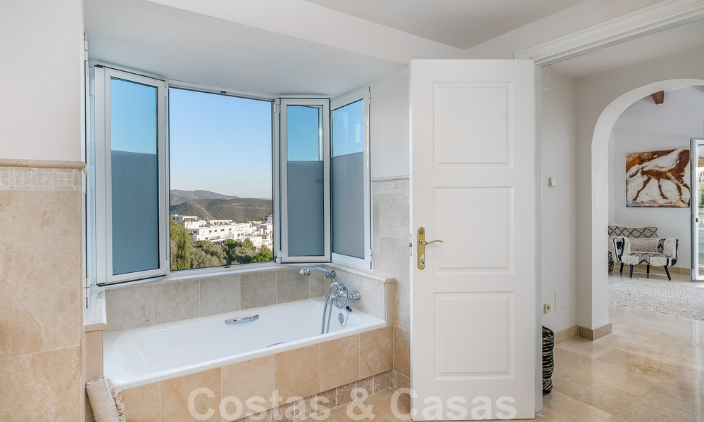 Villa andaluza de lujo en venta con impresionantes vistas panorámicas al mar situada en Los Monteros, Marbella 50979