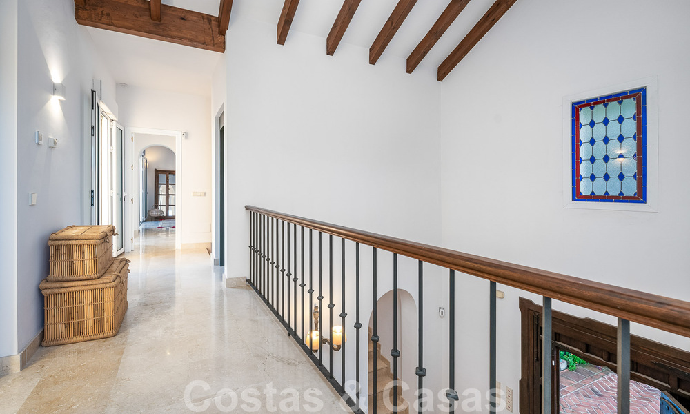 Villa andaluza de lujo en venta con impresionantes vistas panorámicas al mar situada en Los Monteros, Marbella 50981