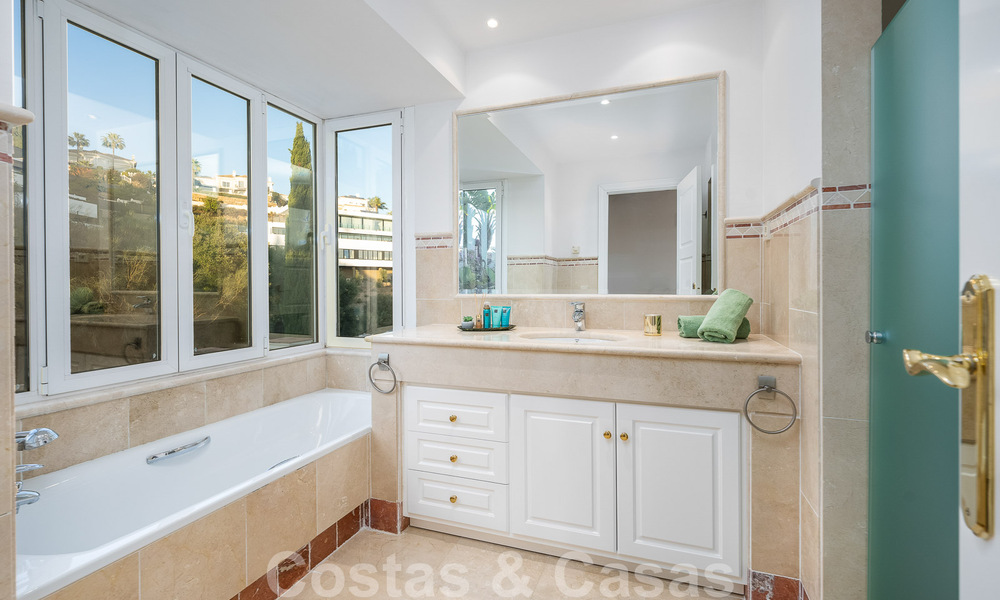 Villa andaluza de lujo en venta con impresionantes vistas panorámicas al mar situada en Los Monteros, Marbella 50983