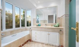 Villa andaluza de lujo en venta con impresionantes vistas panorámicas al mar situada en Los Monteros, Marbella 50983 