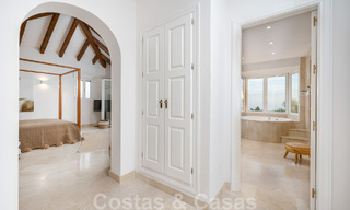 Villa andaluza de lujo en venta con impresionantes vistas panorámicas al mar situada en Los Monteros, Marbella 50984 
