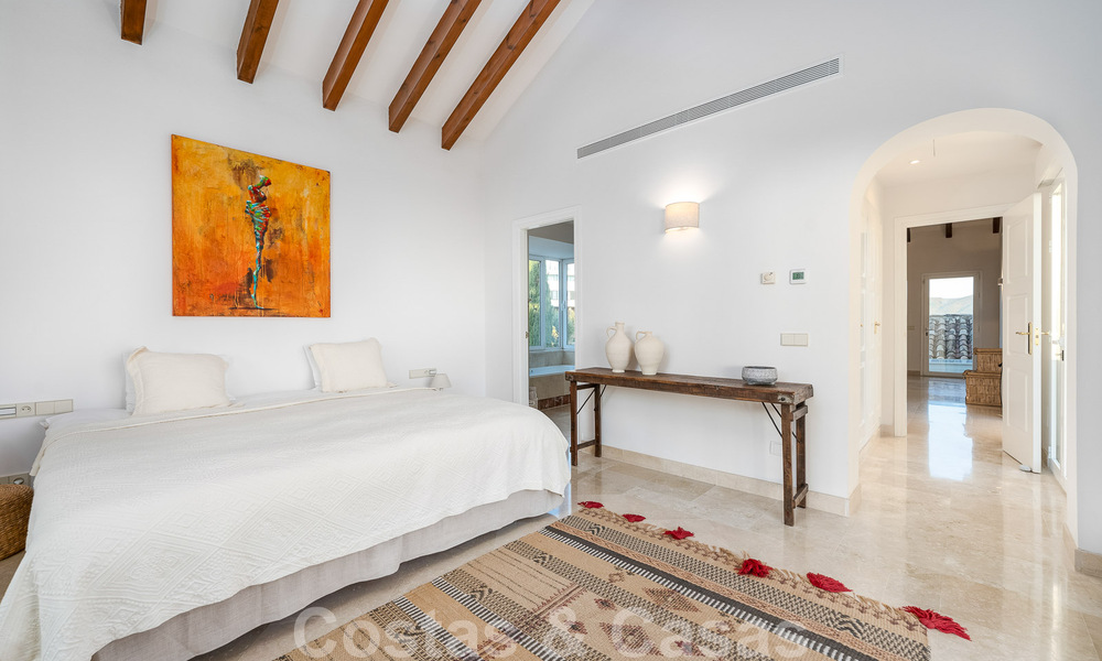 Villa andaluza de lujo en venta con impresionantes vistas panorámicas al mar situada en Los Monteros, Marbella 50985