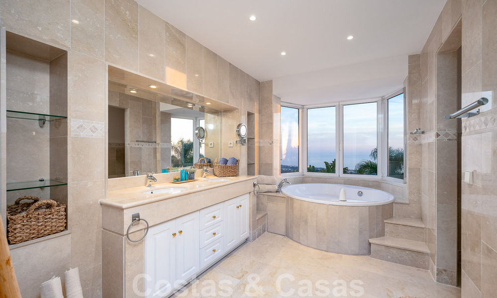 Villa andaluza de lujo en venta con impresionantes vistas panorámicas al mar situada en Los Monteros, Marbella 50986