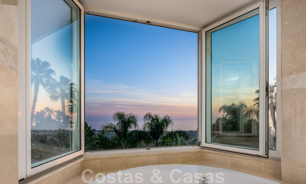 Villa andaluza de lujo en venta con impresionantes vistas panorámicas al mar situada en Los Monteros, Marbella 50988