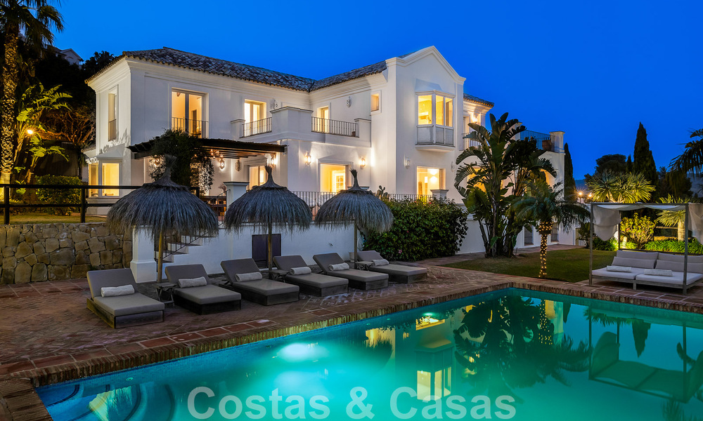 Villa andaluza de lujo en venta con impresionantes vistas panorámicas al mar situada en Los Monteros, Marbella 50989