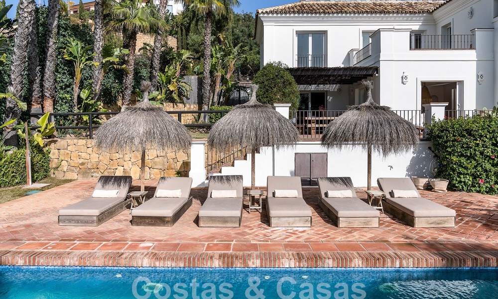 Villa andaluza de lujo en venta con impresionantes vistas panorámicas al mar situada en Los Monteros, Marbella 50991