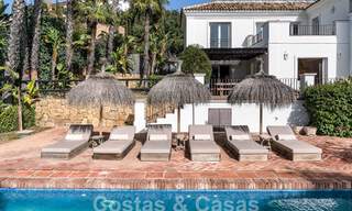 Villa andaluza de lujo en venta con impresionantes vistas panorámicas al mar situada en Los Monteros, Marbella 50991 