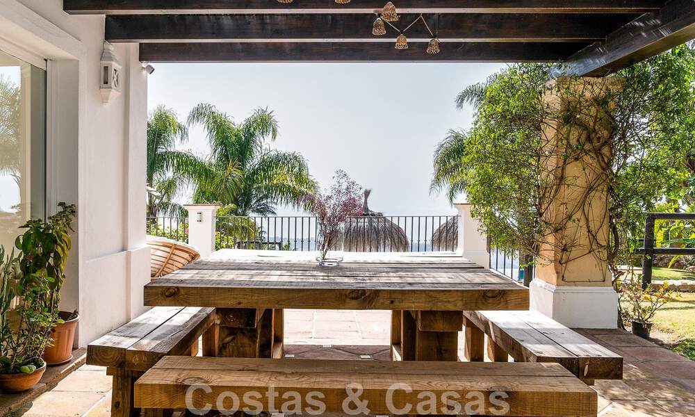 Villa andaluza de lujo en venta con impresionantes vistas panorámicas al mar situada en Los Monteros, Marbella 50993