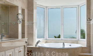 Villa andaluza de lujo en venta con impresionantes vistas panorámicas al mar situada en Los Monteros, Marbella 50994 