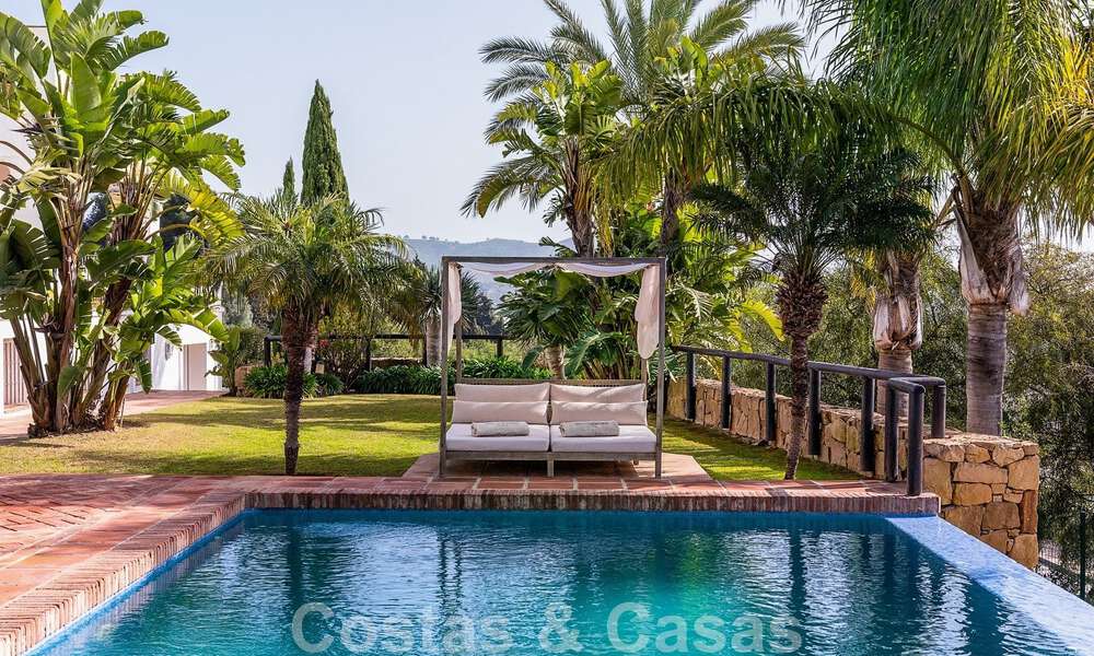 Villa andaluza de lujo en venta con impresionantes vistas panorámicas al mar situada en Los Monteros, Marbella 50995