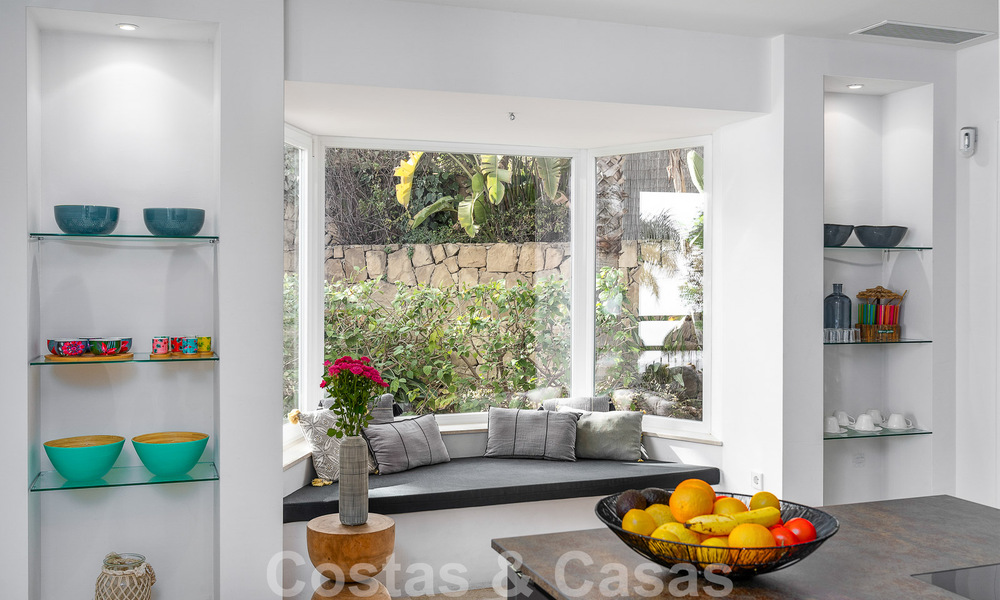 Villa andaluza de lujo en venta con impresionantes vistas panorámicas al mar situada en Los Monteros, Marbella 50997