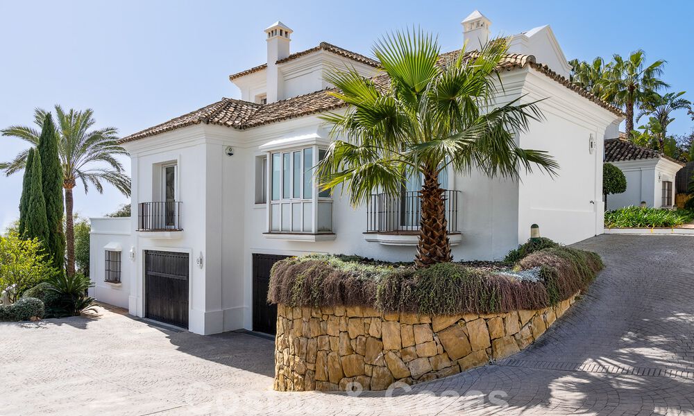 Villa andaluza de lujo en venta con impresionantes vistas panorámicas al mar situada en Los Monteros, Marbella 50998