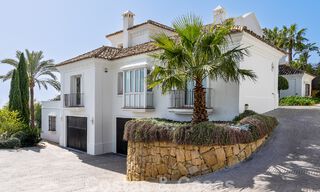 Villa andaluza de lujo en venta con impresionantes vistas panorámicas al mar situada en Los Monteros, Marbella 50998 