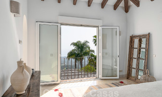 Villa andaluza de lujo en venta con impresionantes vistas panorámicas al mar situada en Los Monteros, Marbella 51001 