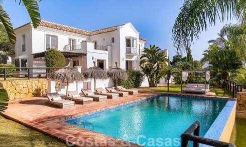 Villa andaluza de lujo en venta con impresionantes vistas panorámicas al mar situada en Los Monteros, Marbella 51003