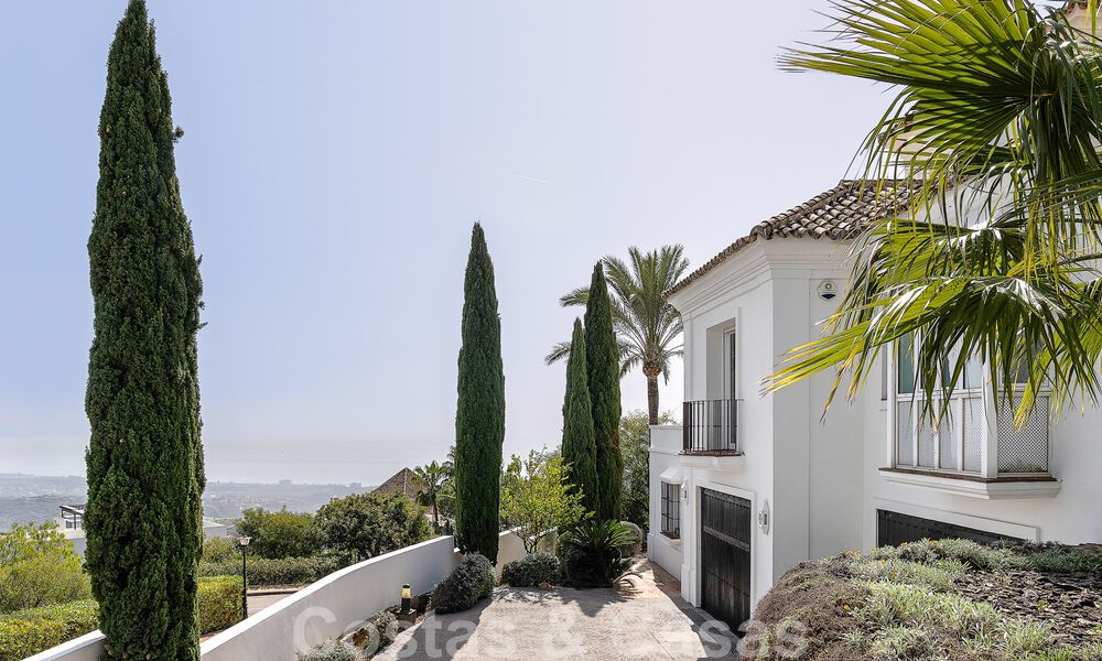 Villa andaluza de lujo en venta con impresionantes vistas panorámicas al mar situada en Los Monteros, Marbella 51004