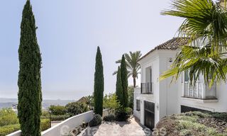 Villa andaluza de lujo en venta con impresionantes vistas panorámicas al mar situada en Los Monteros, Marbella 51004 
