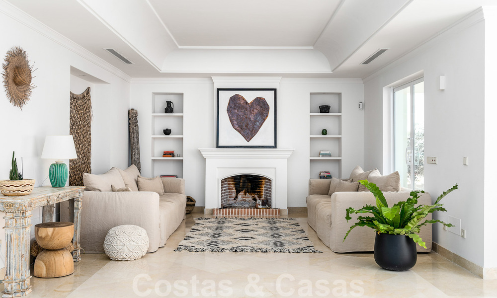 Villa andaluza de lujo en venta con impresionantes vistas panorámicas al mar situada en Los Monteros, Marbella 51005