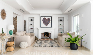 Villa andaluza de lujo en venta con impresionantes vistas panorámicas al mar situada en Los Monteros, Marbella 51005 