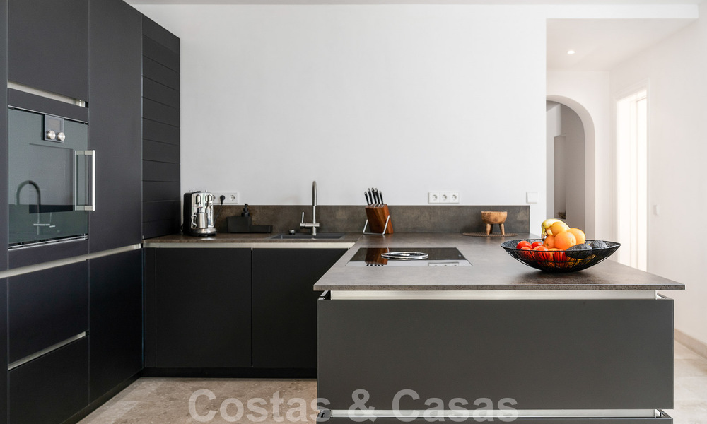 Villa andaluza de lujo en venta con impresionantes vistas panorámicas al mar situada en Los Monteros, Marbella 51006