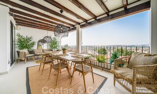 Impresionante ático en venta con vistas al mar ya la montaña, a poca distancia de los servicios en Nueva Andalucía, Marbella 50738