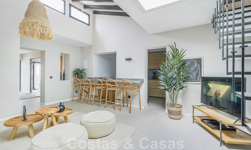 Impresionante ático en venta con vistas al mar ya la montaña, a poca distancia de los servicios en Nueva Andalucía, Marbella 50741