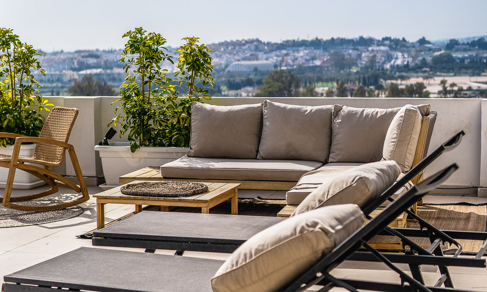 Impresionante ático en venta con vistas al mar ya la montaña, a poca distancia de los servicios en Nueva Andalucía, Marbella 50750