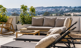 Impresionante ático en venta con vistas al mar ya la montaña, a poca distancia de los servicios en Nueva Andalucía, Marbella 50750 