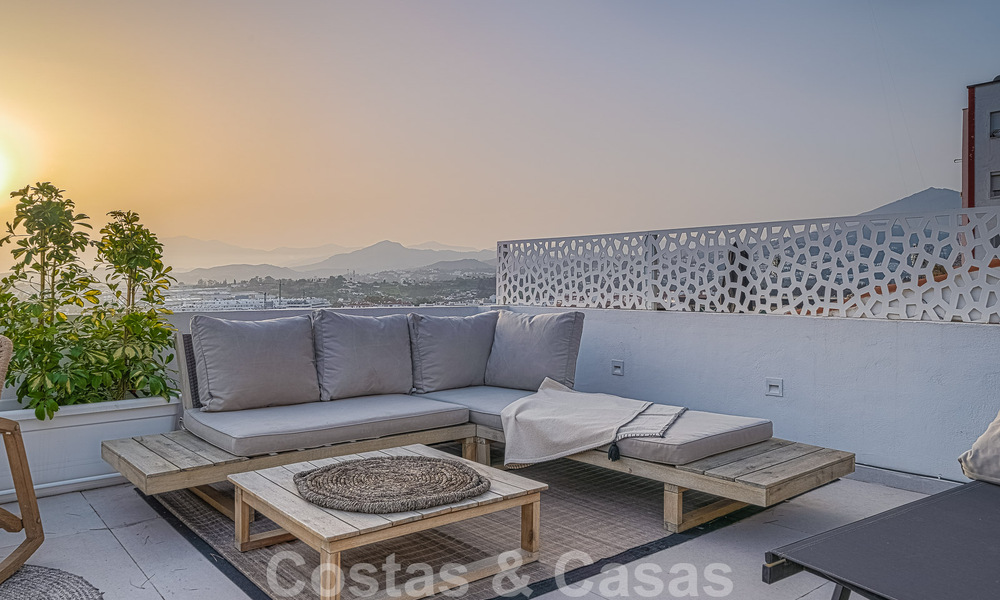 Impresionante ático en venta con vistas al mar ya la montaña, a poca distancia de los servicios en Nueva Andalucía, Marbella 50751