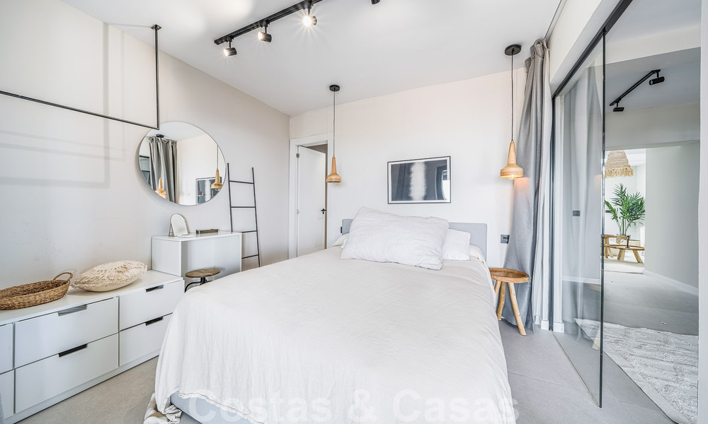 Impresionante ático en venta con vistas al mar ya la montaña, a poca distancia de los servicios en Nueva Andalucía, Marbella 50753