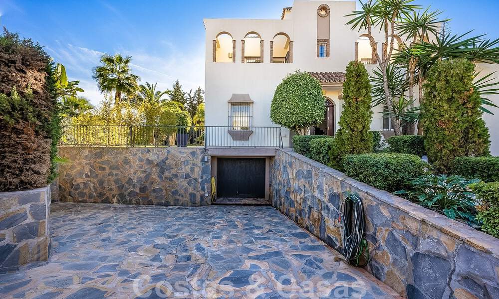 Villa mediterránea de lujo en venta con 5 dormitorios en prestigiosa zona de golf en el valle de Nueva Andalucia, Marbella 50826