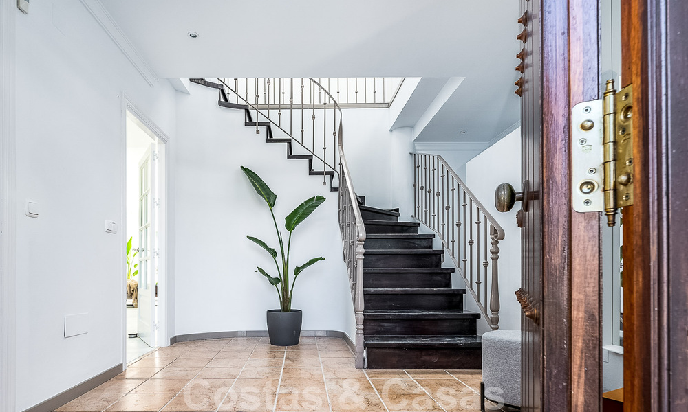 Villa mediterránea de lujo en venta con 5 dormitorios en prestigiosa zona de golf en el valle de Nueva Andalucia, Marbella 50828