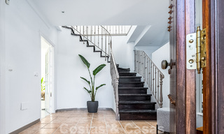 Villa mediterránea de lujo en venta con 5 dormitorios en prestigiosa zona de golf en el valle de Nueva Andalucia, Marbella 50828 