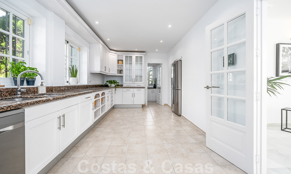 Villa mediterránea de lujo en venta con 5 dormitorios en prestigiosa zona de golf en el valle de Nueva Andalucia, Marbella 50829