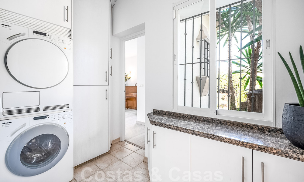 Villa mediterránea de lujo en venta con 5 dormitorios en prestigiosa zona de golf en el valle de Nueva Andalucia, Marbella 50830