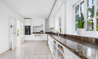 Villa mediterránea de lujo en venta con 5 dormitorios en prestigiosa zona de golf en el valle de Nueva Andalucia, Marbella 50856 