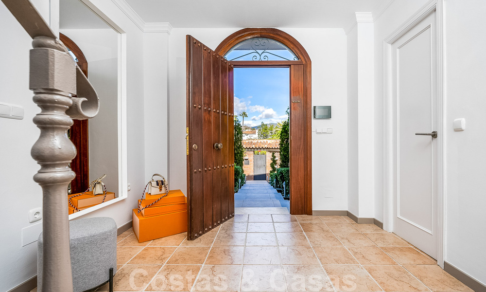 Villa mediterránea de lujo en venta con 5 dormitorios en prestigiosa zona de golf en el valle de Nueva Andalucia, Marbella 50859