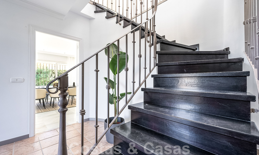 Villa mediterránea de lujo en venta con 5 dormitorios en prestigiosa zona de golf en el valle de Nueva Andalucia, Marbella 50860