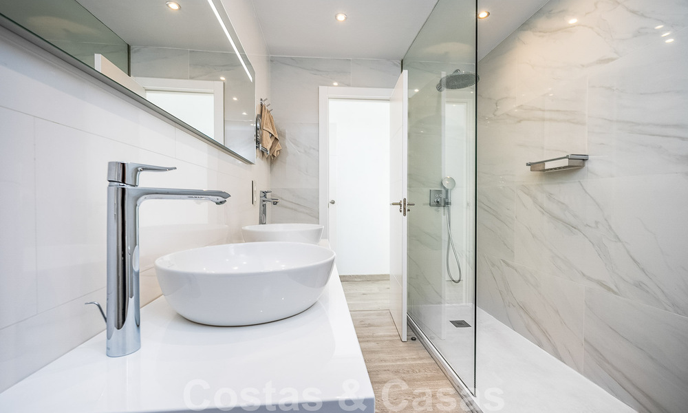 Villa mediterránea de lujo en venta con 5 dormitorios en prestigiosa zona de golf en el valle de Nueva Andalucia, Marbella 50864