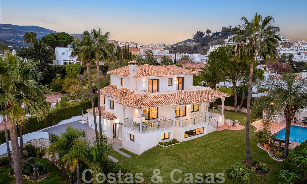 Villa de lujo en venta con arquitectura mediterránea situada en el corazón del valle del golf de Nueva Andalucía en Marbella 50650