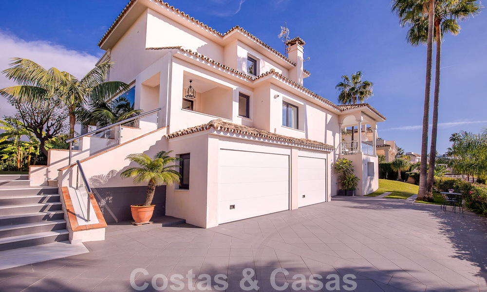 Villa de lujo en venta con arquitectura mediterránea situada en el corazón del valle del golf de Nueva Andalucía en Marbella 50656